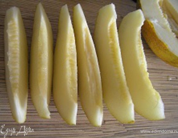 Дыню очистить от семечек, нарезать ломтиками, очистить от кожуры,