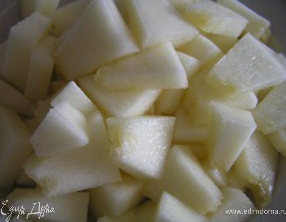 затем нарезать небольшими кусочками, сбрызнуть лимонным соком.