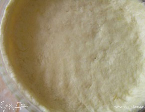 Тесто распределить руками в форме для выпечки.