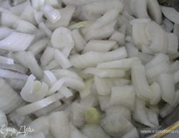 Обжарить лук на растительном масле,