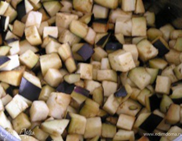 добавить нарезанные баклажаны, обжаривать 2-3 минуты, затем тушить 5 минут.
