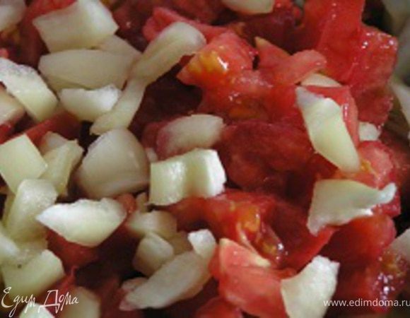 Добавить нарезанный помидор (без кожицы), сладкий перец, тушить еще минут 15.
