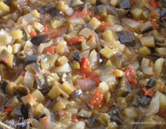 Выключить огонь, добавить нарезанный чеснок, перемешать.