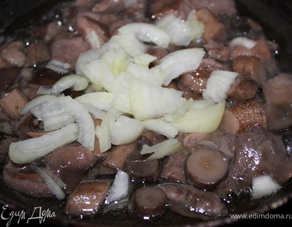 Отварные грибы обжарить на сковородке с репчатым лучком около 10 минуточек.