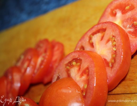 Помидоры порезать кольцами.