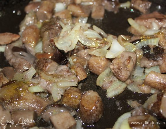 В конце нашей жарки грибочки присолить или заправить любимой приправой.