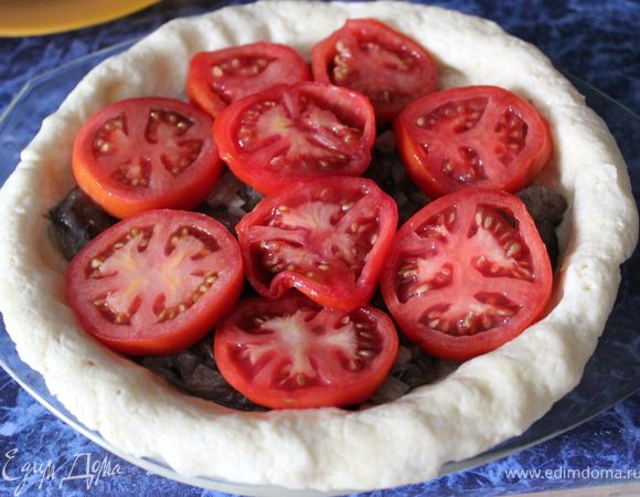 На них сверху кладем помидорки.