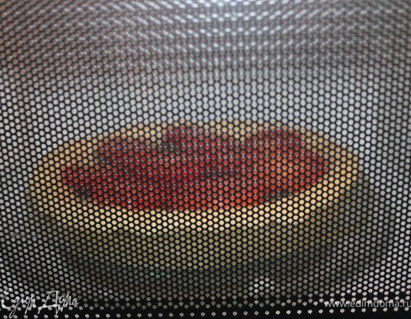 Ставим наш пирог в СВЧ и выпекаем при средней мощности 5,5 минут. А затем при полной мощности примерно 6 минут. На 3 минутках проверьте готовность, если не дошел, то еще 3 минуты пропеките.