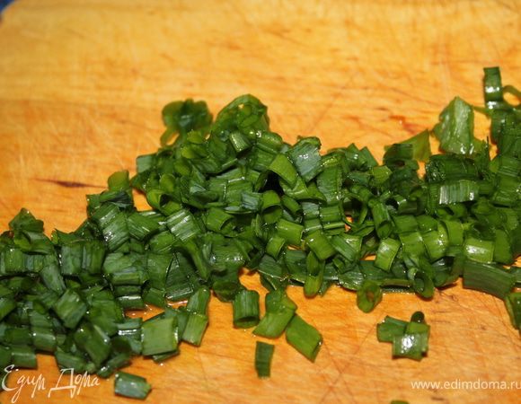 Порежьте мелко зеленый лук.