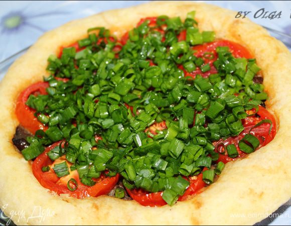 Пирог по истечении времени приготовления оставьте отстояться в СВЧ на 10-15 минут. После выньте и посыпьте зеленым лучком.