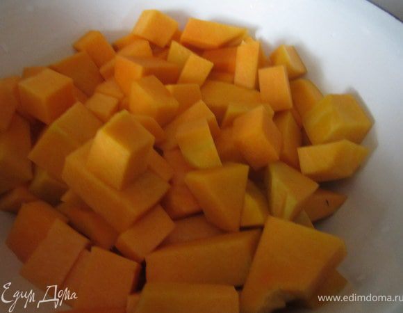 Тыкву порезать на небольшие кусочки.
