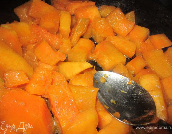 Протушить на сковороде с небольшим количеством ,растительного масла, до мягкости.