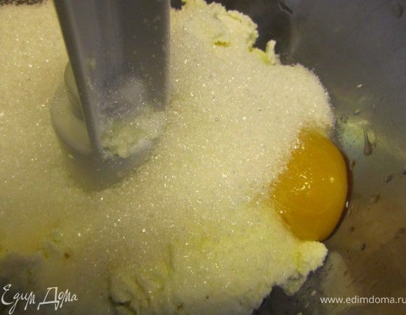 Творог, яйца, сахар. Взбить в блендере.