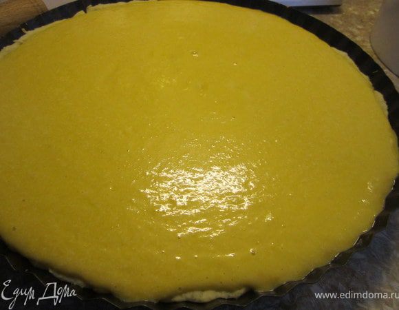 Выложить начинку на тесто. Выпекать 25-30 минут. При температуре 180 градусов.
После выпечки оставить остывать в приоткрытой духовке.