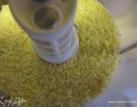 Если у вас осталось немного начинки, можно приготовить мини-запеканочка. Для этого белые сухарики или просто сухой белый хлеб нужно измельчить.