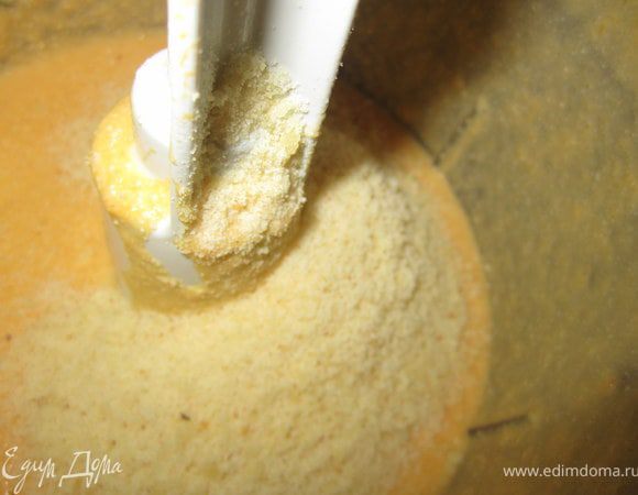 Добавить сухарики к начинке, хорошо перемешать.