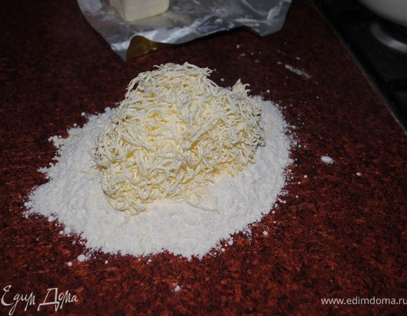 Масло и маргарин порубите с мукой и солью, добавьте воды, и замесите тесто.