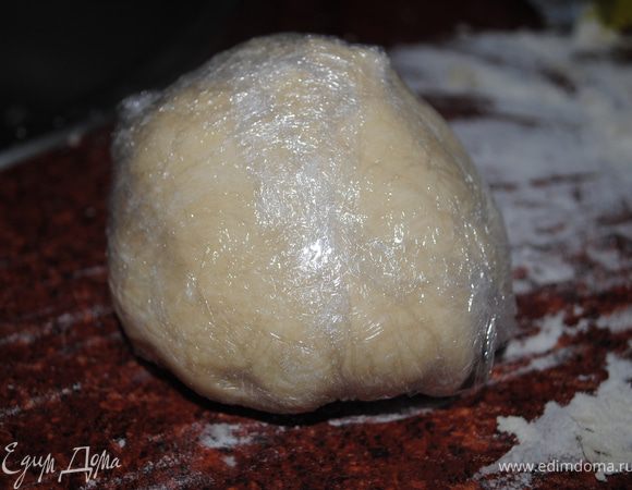 Замотать пищевой пленкой и поместите его в холодильник на 30 минут.