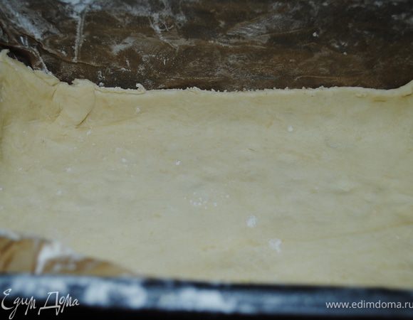 Затем тонко раскатайте и выстелите им форму для пирога.