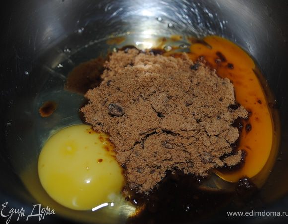 яйца взбейте с сахаром ( я брала коричневый сахар.)