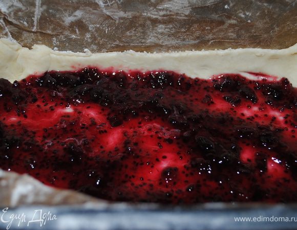 смажьте тесто сначала вареньем из смородины