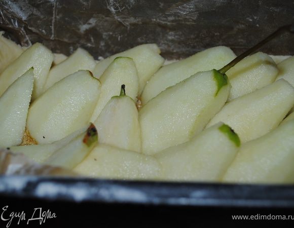 затем очищеные и порезаные на две части груши