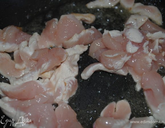 Куриное филе нарезать полосками и обжарить