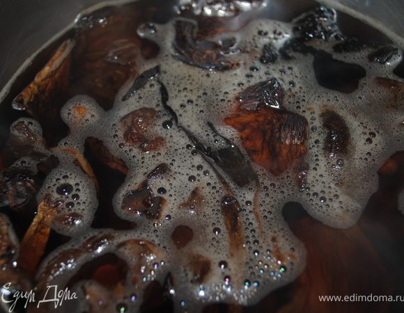 сухие грибы залить кипятком и оставить на 15 минут.