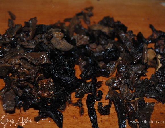 грибы нарезать, тольк перед тем с них слить воду 