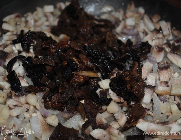 к луку добавить грибы и все обжарить