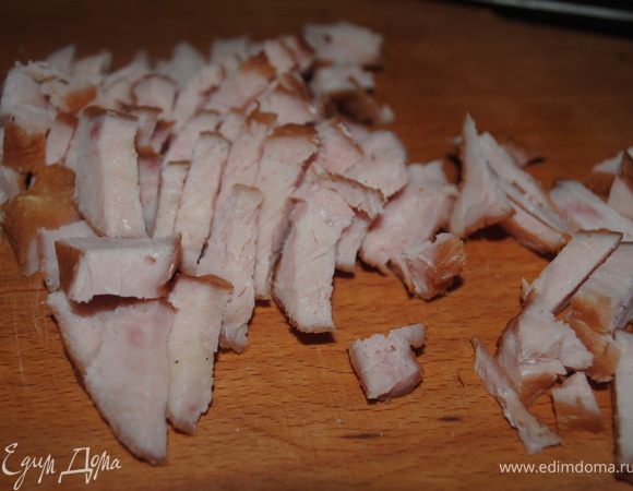 пока жаряться грибы, нарезаем индейку