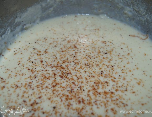 хорошо перемешать и добавить сливки и мускатный орех