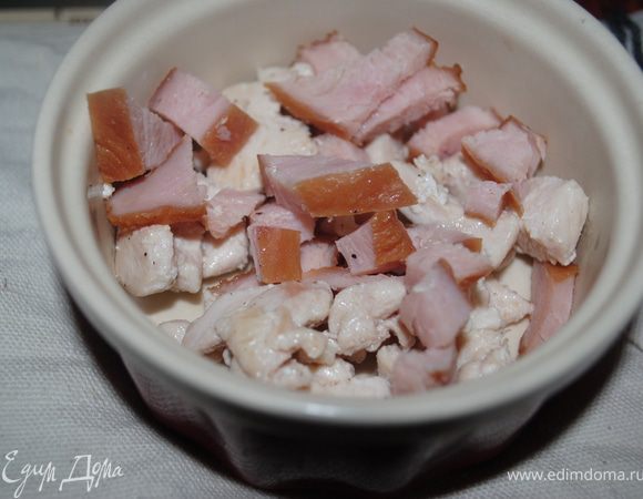 в кокотницу выложить курицу и индейку