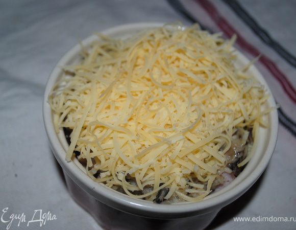 присыпать тертым сыром и запечь 25 минут