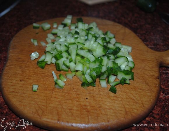 Огурцы тоже нарезать