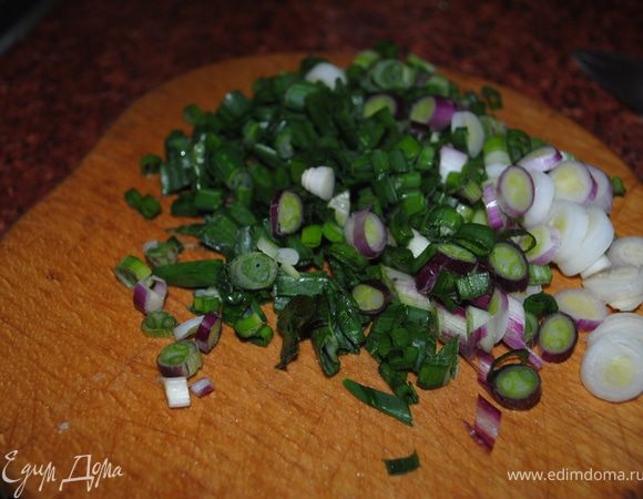 Лук тоже мелко нарезать