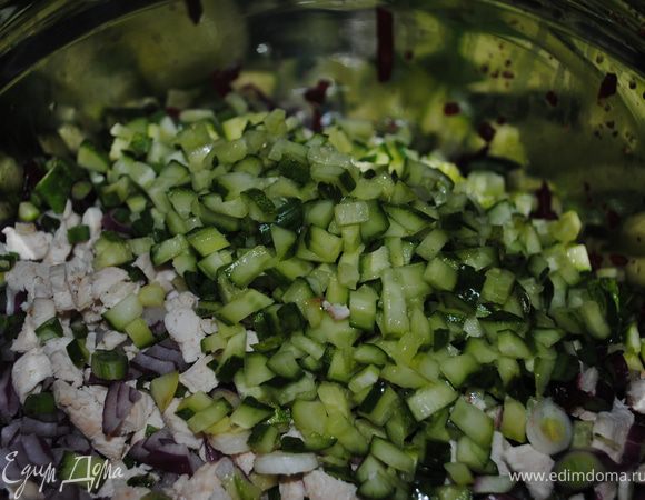 Все продукты смешать, налить сметаны, воду, посолить, поперчить и добавить яйца