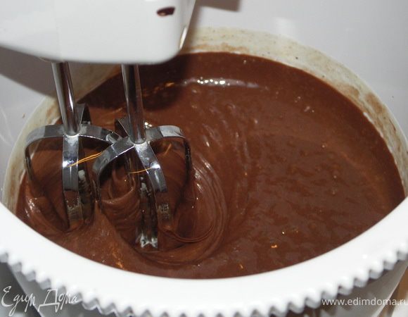 Шоколад с маслом растопить на паровой бане.Яйца взбить с сахаром до пышности.На низких оборотах миксера ввести слегка остывший растопленный шоколад.