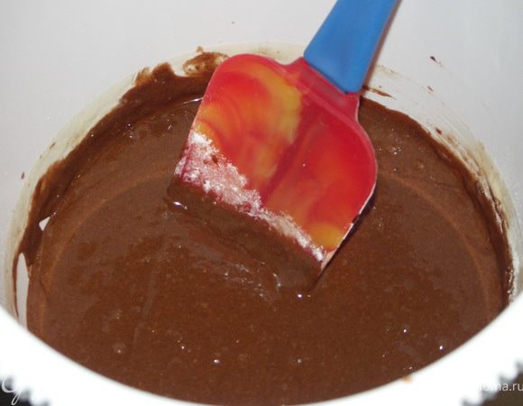 Муку вмешать лопаткой.