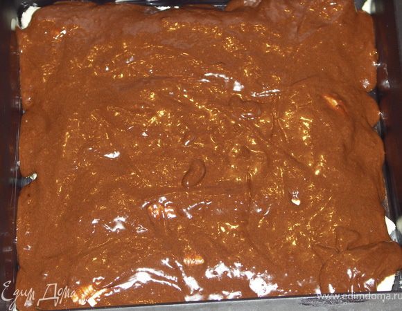 Залить шоколадным тестом.Выпекать в разогретой до 190-200С духовке около 15 мин.