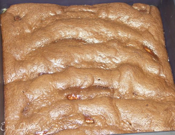 Дать нашему пирожному полностью остыть.Разрезать на кусочки и кушать с удовольствием,потому-что вкус сказочный:)!