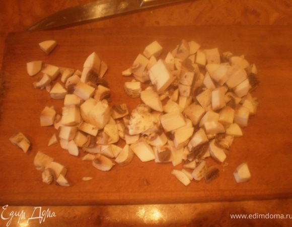 Грибы нарезать небольшими кубиками.