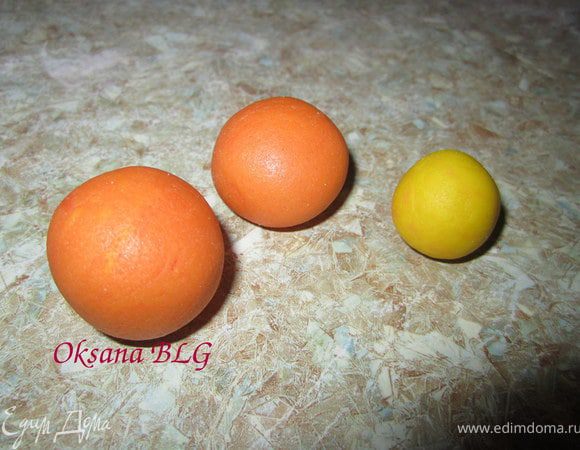 Сделать из мастики шарики.