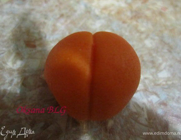 Тупой стороной ножа сделать на шарике полоски.