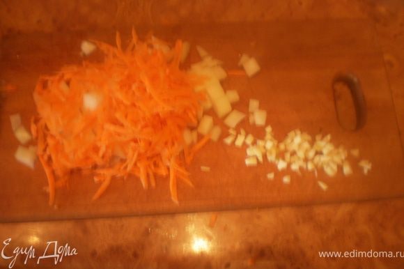 Порезать лук, чеснок, натереть морковь.