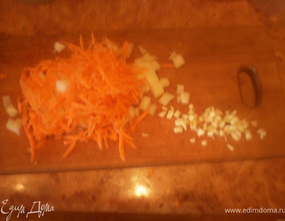Порезать лук, чеснок, натереть морковь.