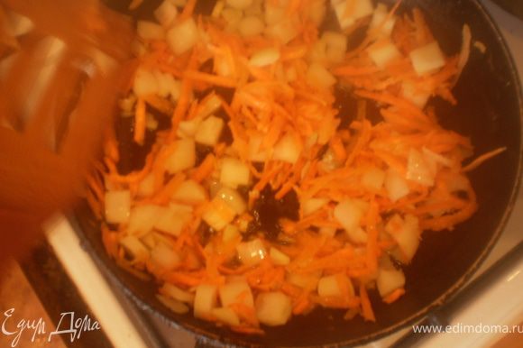 Добавить лук и морковь, потушить.