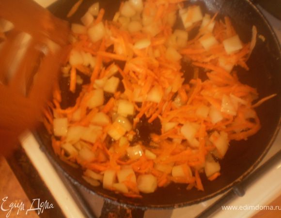 Добавить лук и морковь, потушить.