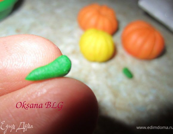 Из зеленой мастики сделать хвостики
