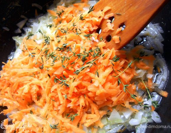 Добавить тертую морковь, тимьян, готовить до мягкости, 4-5 минут. 